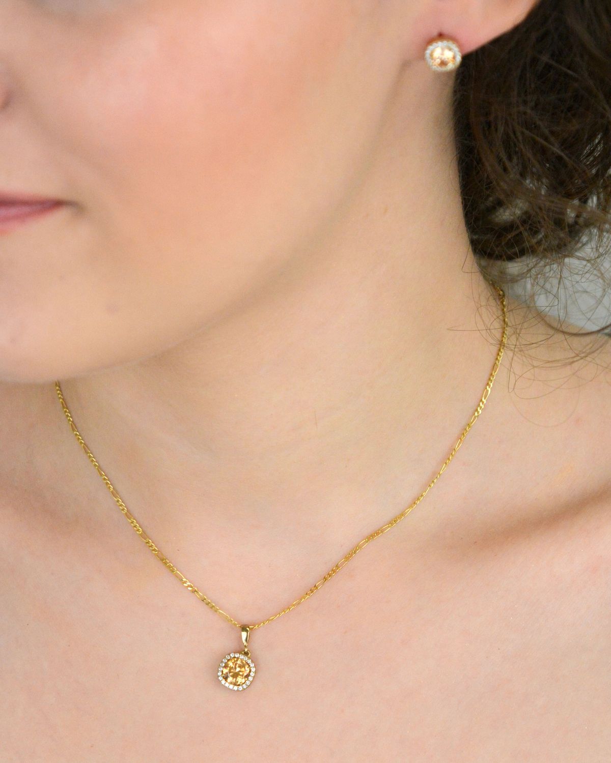 Zawieszka złota kwadratowa w cyrkonie próba 333, DIA-ZAW-KO 351 Nasz sklep internetowy z biżuterią damską Diament jest autoryzowanym dystrybutorem marki. Cała kolekcja 1.jpg